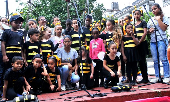 Avispero por los Derechos Humanos en el Parque Mahatma Gandhi 5ta y 26 Miramar. (Foto Jorge Luis González) 10-12-16 Avis02N9 La Colmenita del proyecto Kcho Romerillo.