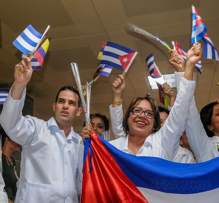 Retorno a Cuba de la Brigada m´dica que prestaba servicios en la República del Ecuador, recibidos en el Aeropuerto Internacional José Martí  por el Ministro de Salud Jose Algel Portal Miranda y otros dirigentes del gobierno y el Partido