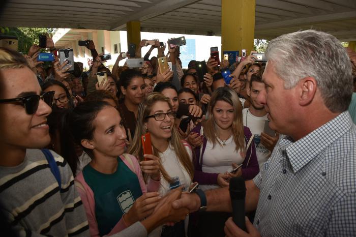 El Presidente cubano destacó el aporte de profesores y estudiantes universitarios en el combate ideológico en las redes sociales. foto: estudios revolución