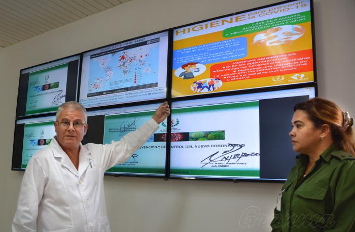 A la izquierda el Mayor Dr. José Ramón Rivas Cartaya, jefe de secretaría; y a la derecha la Teniente Coronel Gloria Gelis Martínez, jefa del departamento de reducción de desastre del EM Nacional de la Defensa Civil. (Covid-19)