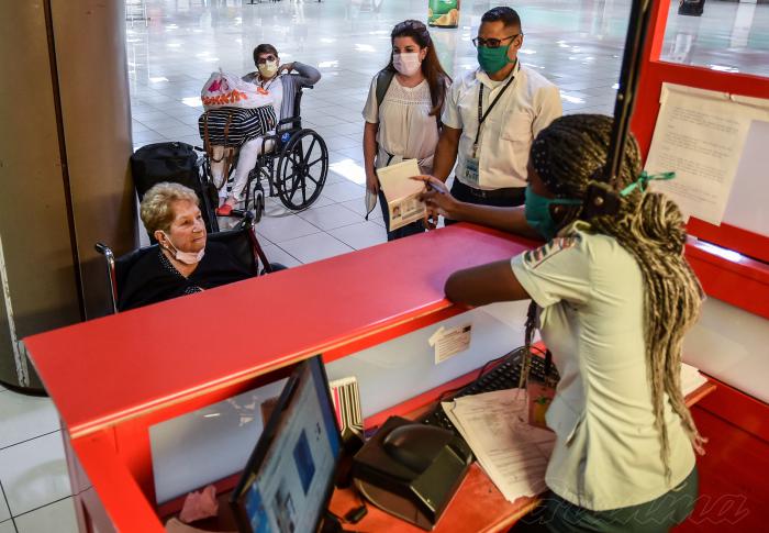 Aduana de Cuba, prevención Coronavirus, en el Aeropuerto Interncional Jose Martí