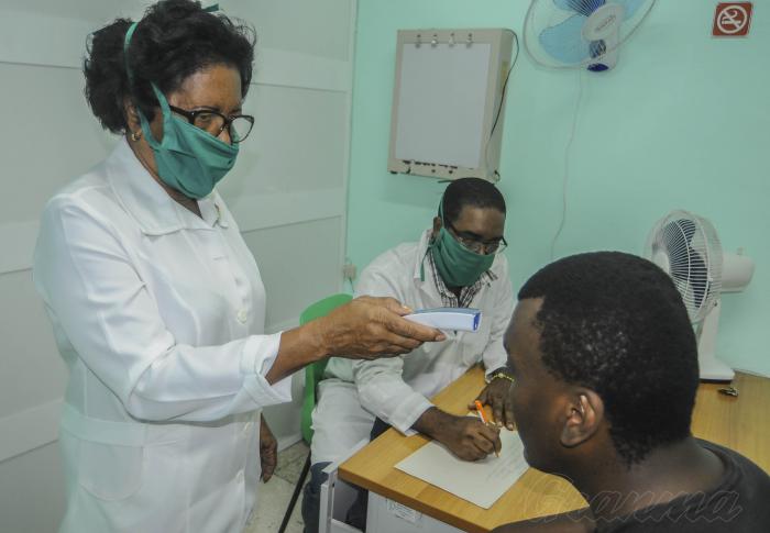 Medidas de control y prevención contra el Coronavirus en la Facultad Preparatoria de la  Universidad de Ciencias Médicas de la Habana. Estudiantes de otras nacionalidades realizan acciones de higienización y prevención una vez llegados a la instalación.