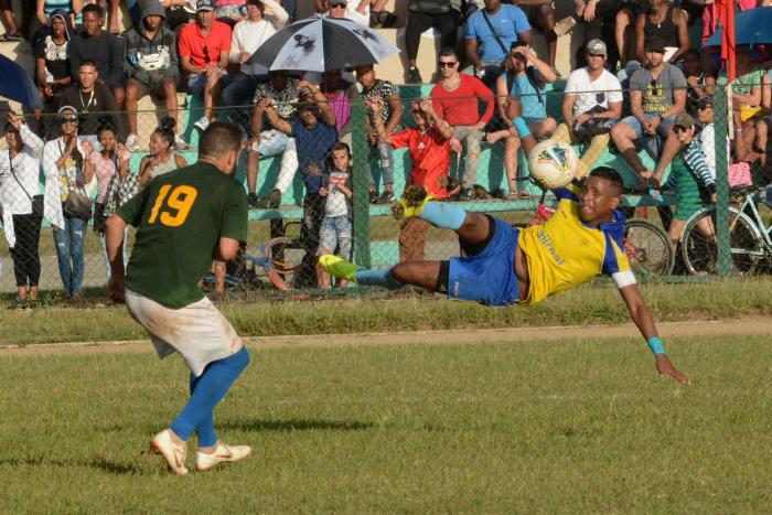 Pinar del Río (verde) frente a Ciego de Ávila, por el título del torneo de Apertura de la 105 Liga Nacional de Fútbol, en el estadio Sergio Alonso del municipio Morón, en Ciego de Ávila, Cuba, el 21 de diciembre de 2019. ACN FOTO/Osvaldo GUTIÉRREZ GÓMEZ