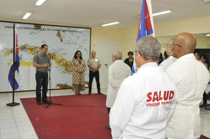 Acto de abanderamiento de la Brigada Medica,palabras de  Dr.José Angel Portal Miranda,Ministro de Salud Publica estando presente Marcia Cobas Vicenistra de Salud Publica.