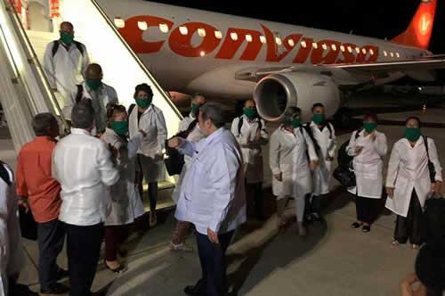 Ralph Gonsalves recibe a Brigada de médicos cubanos.