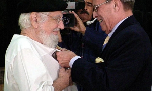 El destacado intelectual Ricardo Alarcón de Quesada coloca la Orden José Martí a