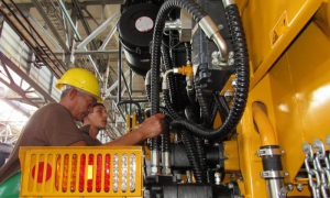 Empresa 6 aniversario de la Revolución de Octubre- Operarios en proceso de ensam