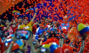 La juventud venezolana junto al Comandante, Hugo Chávez, en un acto lleno de ale