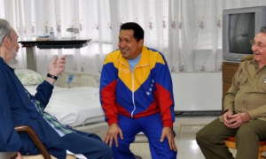 Fidel y Raúl estuvieron siempre muy pendientes de la salud de Chávez. 