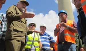 El Comandante de la Revolución Ramiro Valdés visitó áreas de la bioeléctrica y el central Ciro Redondo, horas antes de que la planta generadora de electricidad entrara en funcionamiento. 