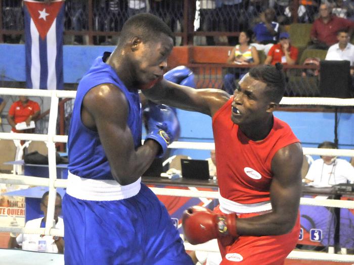 58 Edicion del Torneo Nacional de Boxeo Playa Giron-Camaguey 2019- combate de 91 kg entre Angel Napoles de CMG de azul y Julio la cruz de CMG de rojo campeon nacional