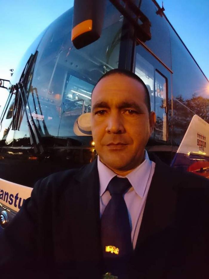 José Enrique Márquez Tamayo (Enriquito) con su Yutóng 3725 de la Base La Cujae en La Habana, fue uno de los choferes de Transtur que transportó a los pasajeros del crucero inglés hasta el Aeropuerto Internacional José Martí.