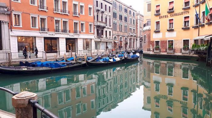 La congestión y los malos olores de las aguas estancadas en los canales de Venecia, Italia, provocó que uno de los lugares turísticos más relevantes del mundo registrara cada día más contaminación ambiental. Sin embargo, tras la cuarentena decretada y las fronteras cerradas por el coronavirus, los canales muestran un agua cristalina donde, por primera vez en décadas, se pueden ver las algas marinas y peces. 