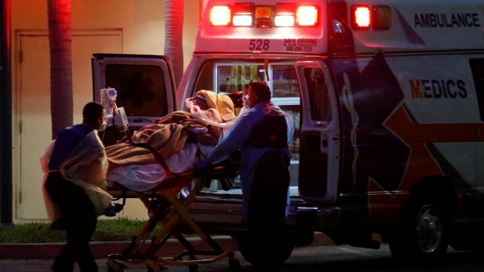 Personal de salud traslada a un paciente con coronavirus en Florida, EE.UU., el 2 de abril de 2020.