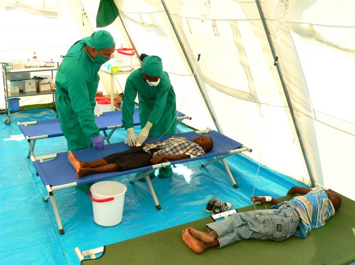 Médicos cubanos atienden a niños haitianos contagiados de cólera en el centro de tratamiento de Anse du Hainault, en la Grand'Anse. 