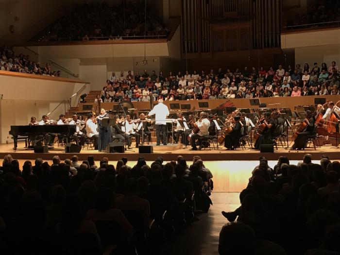 Orquesta Sinfónica Nacional (OSN), dirigida por el maestro Enrique Pérez Mesa, junto a la flautista Niurka González en gira por España, en el cumpleaños 60 de la OSN.