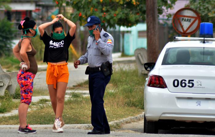 Contrastes y Riesgos.