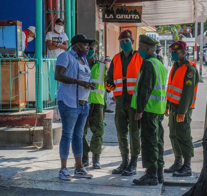 Reportaje en la Brigada de Tropas de Prevención de las FAR que apoyan en las actividades de persuación a la población con motivo de la Pandemia del COVID 19