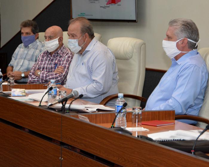 El Presidente cubano apeló a la honestidad de las personas para informar los síntomas, a fin de aislar a los enfermos o sospechosos, iniciar el tratamiento a tiempo, evitar complicaciones graves y contener la propagación. foto: estudios revolución
