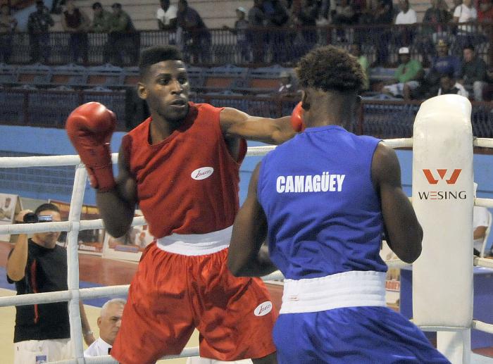 58 Edicion del Torneo Nacional de Boxeo Playa Giron-Camaguey 2019- combate de 63kg entre  Joaquin Hernandez de CMG  de azul y Andy Cruz de MTZ de rojo y ganador del combate