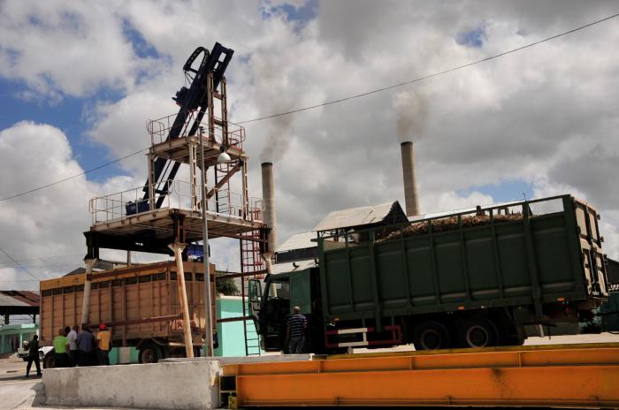 El aporte del central azucarero Uruguay resulta determinante para el inminente cumplimiento de Sancti Spíritus. Foto: Vicente Brito