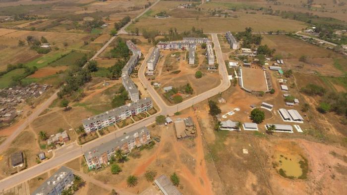 Vista aérea de la comunidad aislada Camilo Cienfuegos, de Consolación del Sur, Pinar del Río. Todavía ahí es más fácil controlar la propagación, pero, ¿y en una gran ciudad donde a las comunidades las divide una calle? Es mejor cumplir, desde la responsabilidad. foto: Mundo Latino