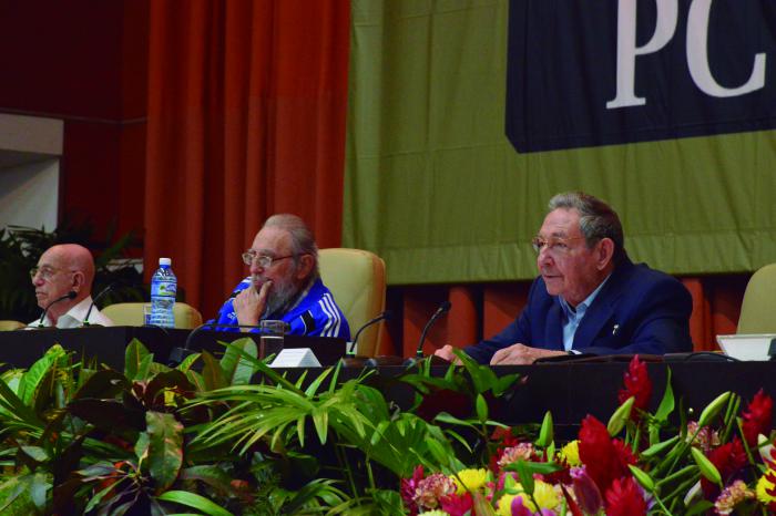 «Emprenderemos la marcha y perfeccionaremos lo que debemos perfeccionar, con lealtad meridiana y la fuerza unida, como Martí, Maceo y Gómez, en marcha indetenible», expresó Fidel en la sesión de clausura del 7mo. Congreso del Partido Comunista de Cuba.