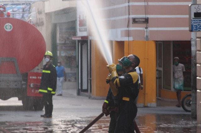 La higienización de las calles con agua clorada resulta otra de las acciones tomadas en el combate contra el nuevo coronavirus. Foto: Daniel Houdayer