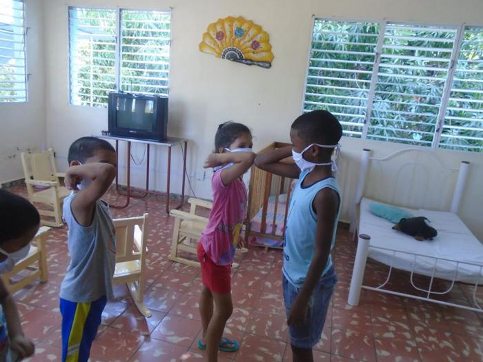 Los pequeños ensayando para hacer un hábito el saludo de precaución. 