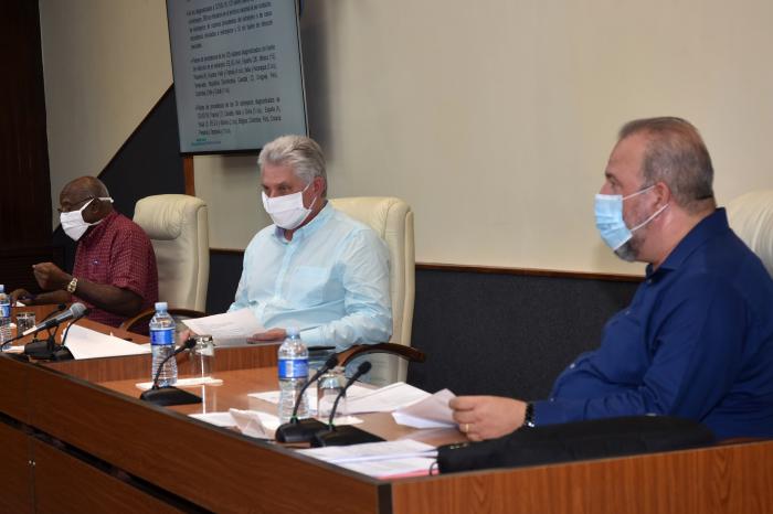 El Presidente de la República, Miguel Díaz-Canel Bermúdez, y el primer ministro, Manuel Marrero Cruz, pasaron revista en la tarde de este lunes a la situación impuesta por el nuevo coronavirus en la Isla.
