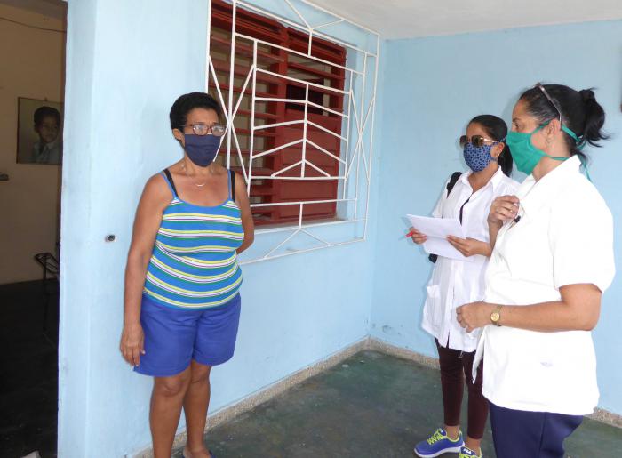 En el consejo popular Buenos Aires-Bellavista, de la cabecera provincial, se incrementa el rigor de las pesquisas médicas en los hogares. Foto: Miguel Febles Hernández