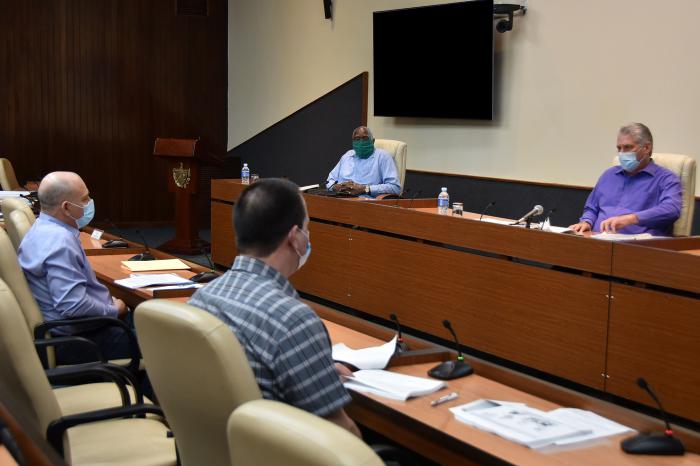 En la tarde de este miércoles volvió a sesionar el grupo temporal de trabajo para la prevención y el control del nuevo coronavirus, encabezado por el Presidente de la República y el Primer Ministro. 