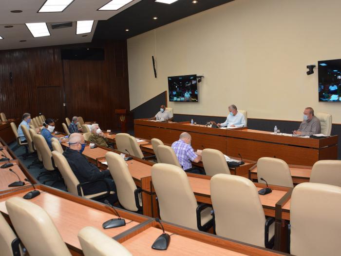 Díaz-Canel precisó que en los próximos días será imprescindible trabajar cada vez con más rigor, precisión, exigencia, disciplina, entrega, sacrificio y detalle. Foto: Estudios Revolución
