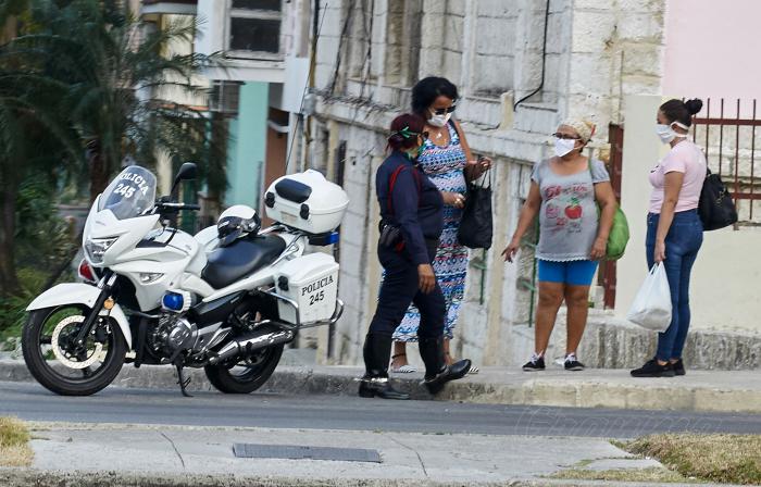 Población cubana, revasando el COVID-19, parada de Tulipán en ave. Boyeros, e/ La Rosa y Tulipán, Plaza