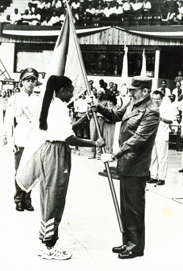 Mireya Luis recibe la bandera de manos del Comandante en Jefe, en nombre de la delegación deportiva cubana a los Juegos Panamericanos Winnipeg-1999. 