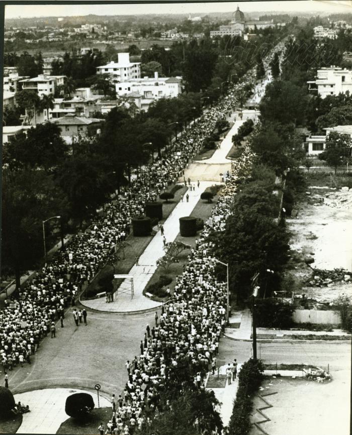Marcha del pueblo combatiente por 5ta. Avenida. Embajada del Perú en La Habana.
Foto:Jorge Valiente, 19 de abril de 1980.