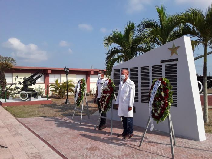 Ofrendas florales de Raúl y Díaz-Canel a los héroes de Playa Girón