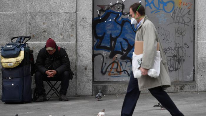 Antes de la asoladora enfermedad, amplios sectores de la humanidad  ya padecían hambreados,
enfermos, y morían todos los días de otras pandemias silenciosas como la pobreza o la guerra. 