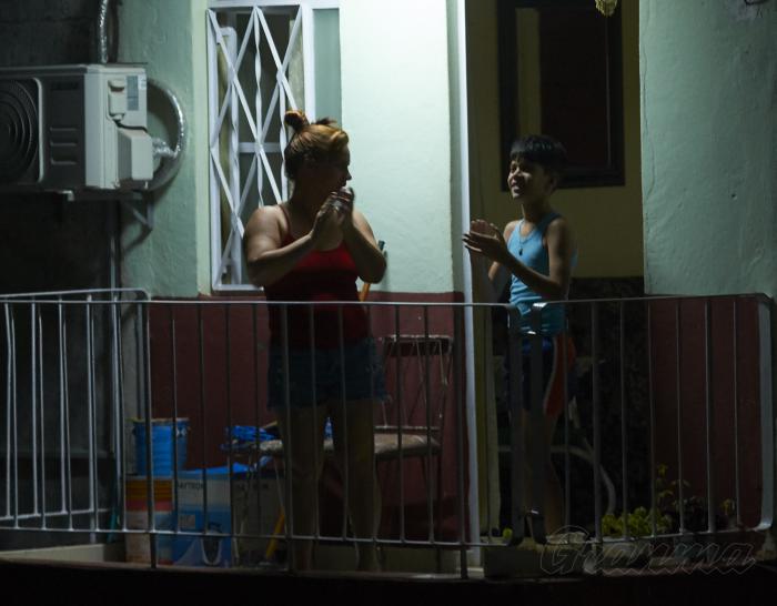 Aplausos a la Medicina cubana a las 21:00 por la Población cubana revasando el COVID-19, Rpto. Naroca, consejo popular Nuevo Santiago, Boyeros