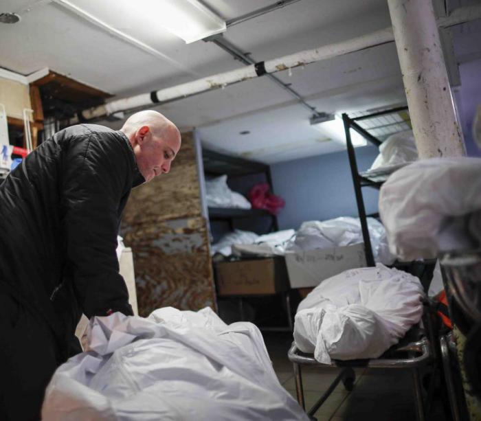 Las funerarias de Nueva York se desbordan de cadáveres. 