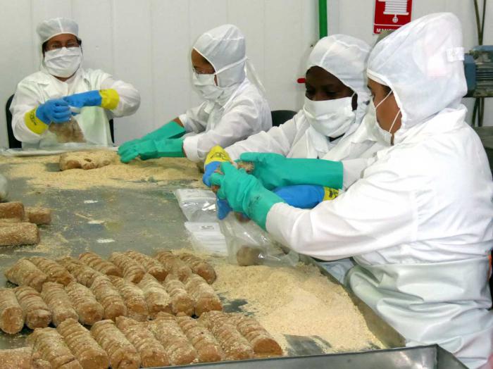 En la Empresa Pesquera Industrial La Coloma se ha duplicado la producción de embutidos, croquetas, hamburguesas y medallones.