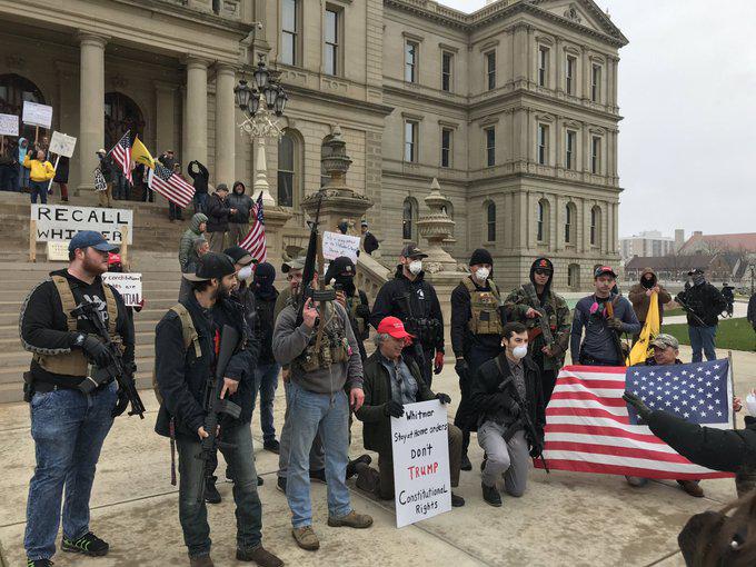 Los partidarios de Trump, fanáticos (exhibiendo, algunos, armas de fuego), han salido a las calles para 
presionar a las autoridades estaduales. 