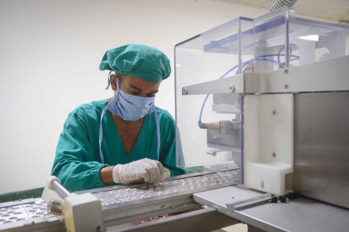 Trabajador labora en la Unidad Empresarial de Base (UEB) Novatec, para el incremento productivo de medicamentos en tiempos de la COVID-19, La Habana, Cuba, el 21 de abril de 2020.  ACN   FOTO/Ariel LEY ROYERO/sdl