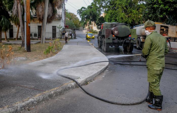 Desinfección de las calles y las aceras con agua clorada en arterias principales de la Ciudad de La Habana y centro hospitalarios, por efectivos de la FAR y trabajadores de comunales de la provincia.
