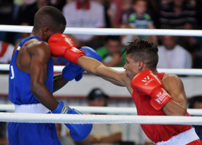 Combate de la division de 52kg, Yosbani Veitia (rojo), equipo Santi Spiritu y Leonel Lores (azul),equipo Isla de la Juventud, en el 56 Toreno Nacional de Boxeo Playa Giron, en la Sala Yara, Sancti Spiritus