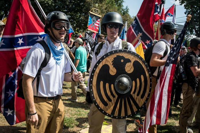 Grupos nacionalistas y movimientos de supremacía blanca apoyan a Trump. 