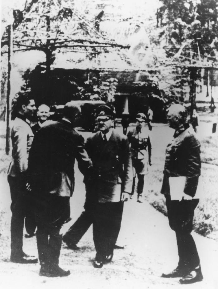  Adolf Hitler