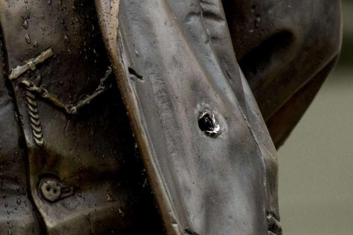 Se ve un agujero de bala en la estatua del héroe nacional cubano José Martí enclavada en los jardines de la Embajada.