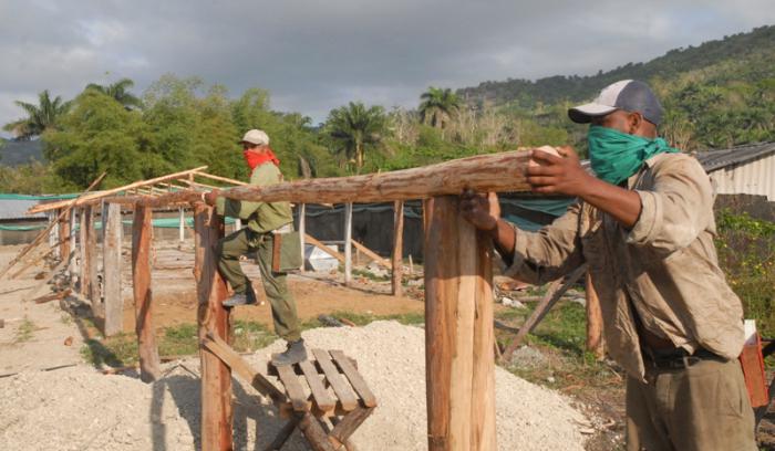 Ampliación de la granja Mártires de la Jaiba, en Yateras, para incrementar la producción avícola, una tarea en la que participan obreros de varios sectores. Foto: Tomada de Venceremos