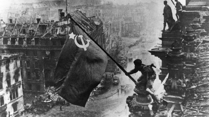 Soldados del Ejército Rojo plantaron la bandera de la Unión Soviética en Berlín, capital alemana, por su triunfo sobre el fascismo. 